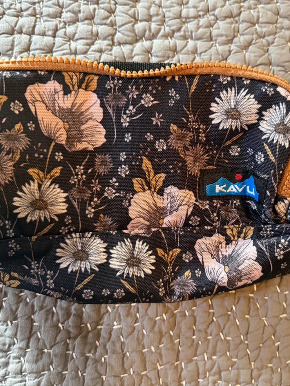 NWT Kavu Dopp Kit